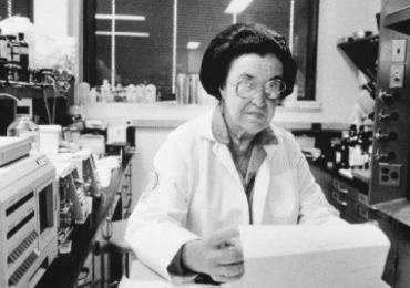 Rosalyn Yalow นักฟิสิกส์สตรีพิพิชิตรางวัลโนเบลแพทย์ศาสตร์ประ ...