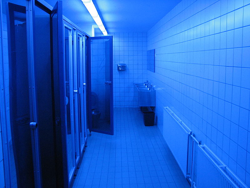 ารใช้แสงสีน้ำเงินในห้องน้ำเพื่อป้องกันการใช้สารเสพติดด้วยวิธีการฉีดสารเข้าเส้นเลือด  เนื่องด้วยจะทำให้ผู้เสพมองเห็นเส้นเลือดได้ยากขึ้น