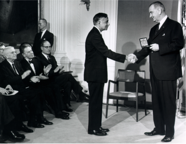 Subrahmanyan Chandrasekhar ได้รับรางวัล the National Medal of Science จาก ประธานาธิบดี Lyndon Johnson 