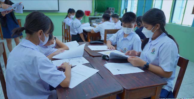 ผู้เรียนอ่านใบความรู้แบบเร็ว ๆ