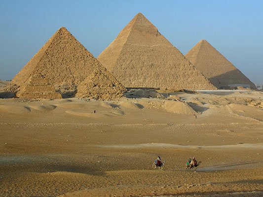 ภาพถ่ายมหาพีระมิดแห่งกีซา (The Great Pyramid of Giza) จากระยะไกล